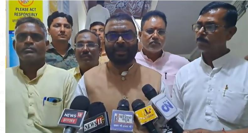 visthapito ko rahane khane ki vyavastha ki maang 