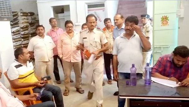 BAADH ME GALLA KAROBARI SE LAKHO KI LOOT 