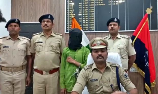 HATHIYAR KE SATH DABOCHA GYA SHAKHS 