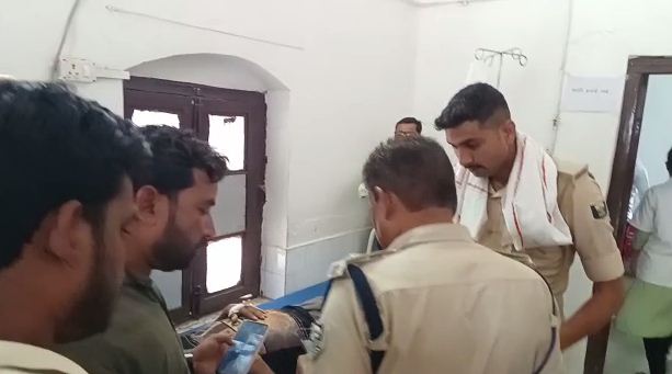 pita putra ke beech vivad suljhane pahuchi police team par hamla 