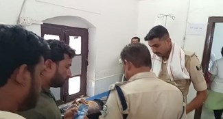 pita putra ke beech vivad suljhane pahuchi police team par hamla 