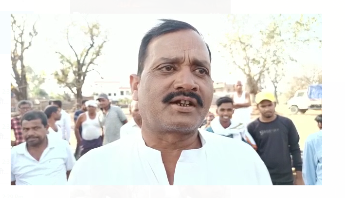 town hall ki jagah school nirman ki mang 