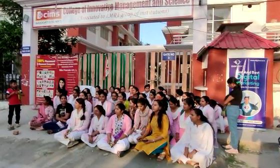 Uproar over theft of mobile and money of girl students who came to appear in Lucknow