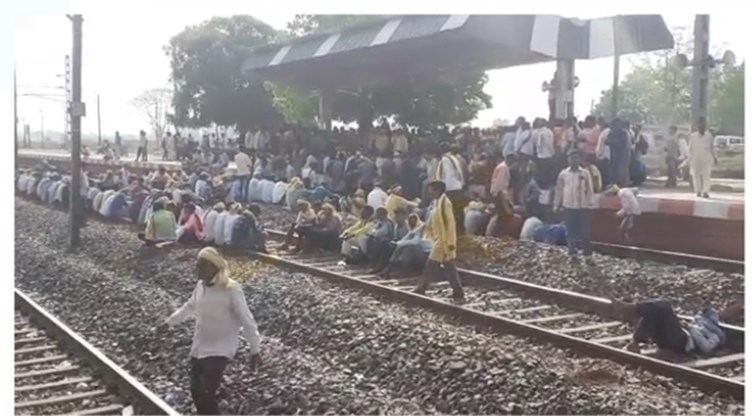 yatrigan kripya dhyaan dai!