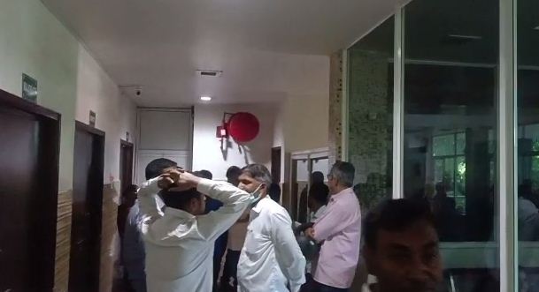 sitamadhi me doctor par tabdtod firing 