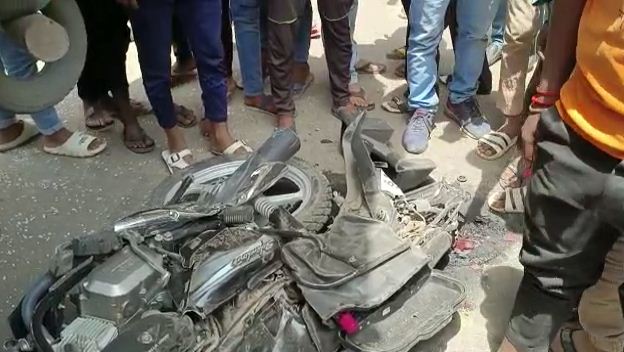 kaimur me truck ne darjnon rajgiro ko kuchla 