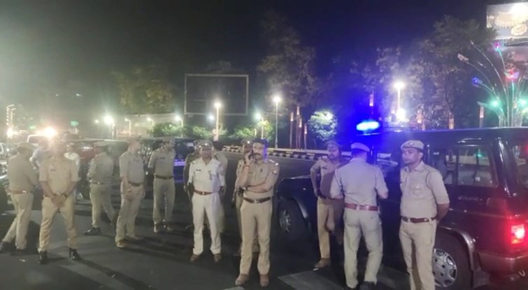 Breaking atik ahmad ki suraksha me tainat 17 police suspended