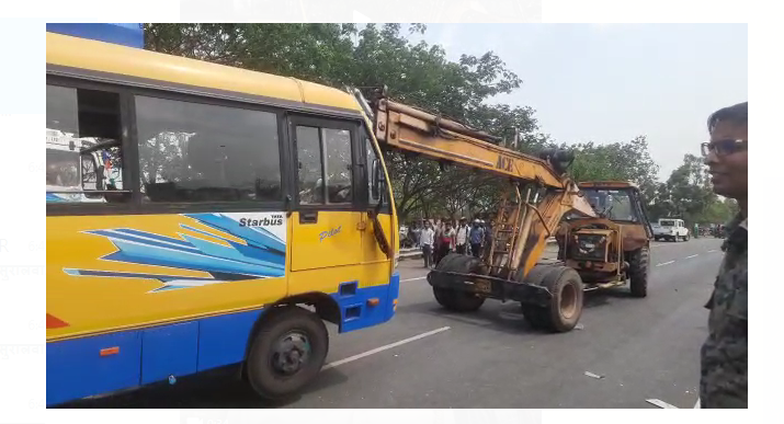 bus ne khadi telar mai maari takkar 