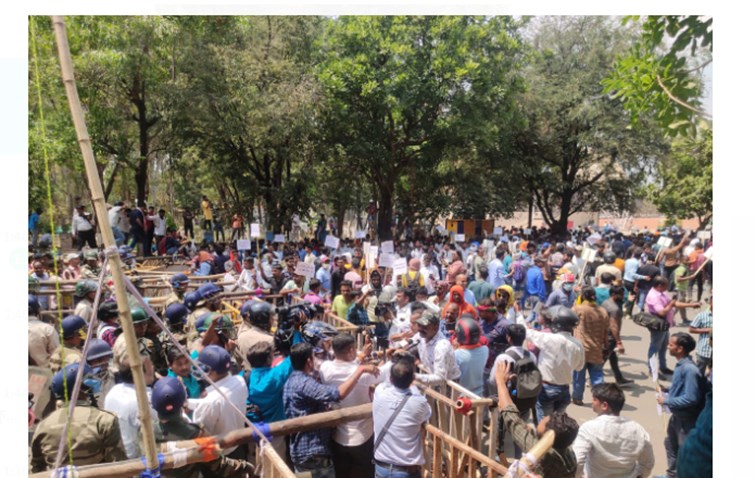 niyojan niti per chhatro ka halla bol 