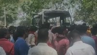 accident After the death of two brothers riding a bike in Begusarai, the mob vandalized the bus.