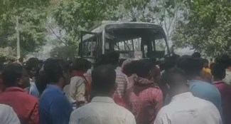 accident After the death of two brothers riding a bike in Begusarai, the mob vandalized the bus.