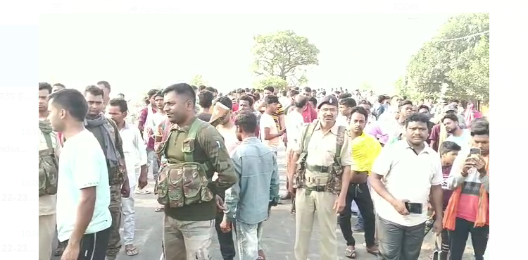 achanak tayer fatne se tej rafataar bus sadak per palti 