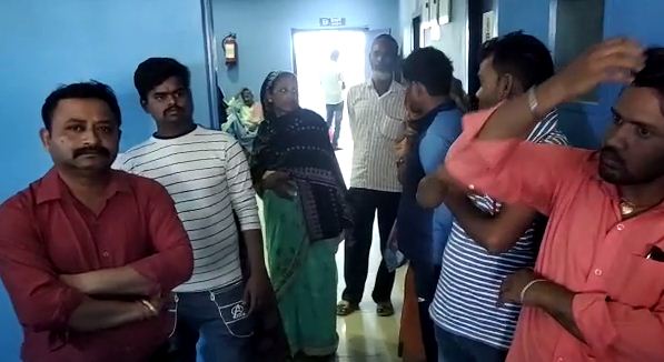 sanki pati ne awaidh sambandh ke shak me kiya patni par hamla 