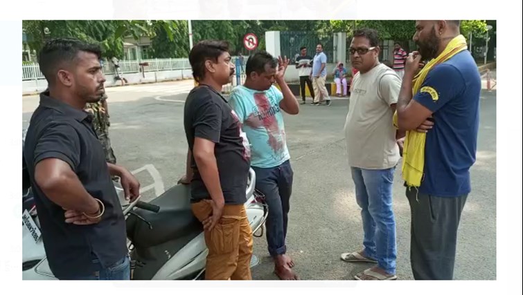 bus ne scootisawar ko maari takkar 