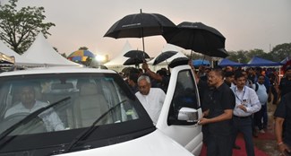 CM Nitish reached the program of SDRF during the rain