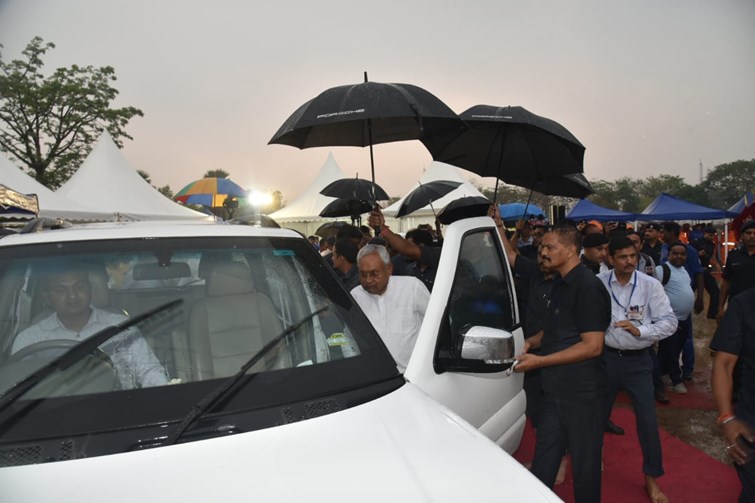 CM Nitish reached the program of SDRF during the rain