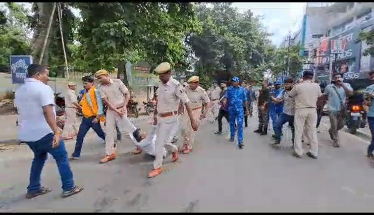 BREAKING Along with the BJP leaders, the media persons were also beaten up by the police.