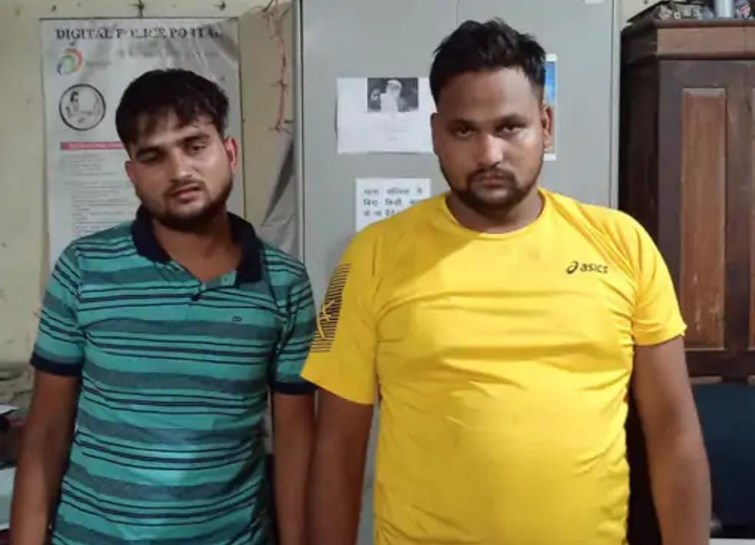 In Hajipur, the mob caught two youths red-handed while doing fraud through ATM.