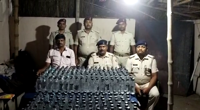 Barauni GRP recovered a large quantity of liquor from the train, the smuggler absconded
