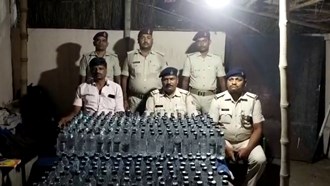 Barauni GRP recovered a large quantity of liquor from the train, the smuggler absconded