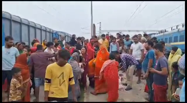 begusarai me two retired mahila ki rajdhani express ki chapet me aane se maut.