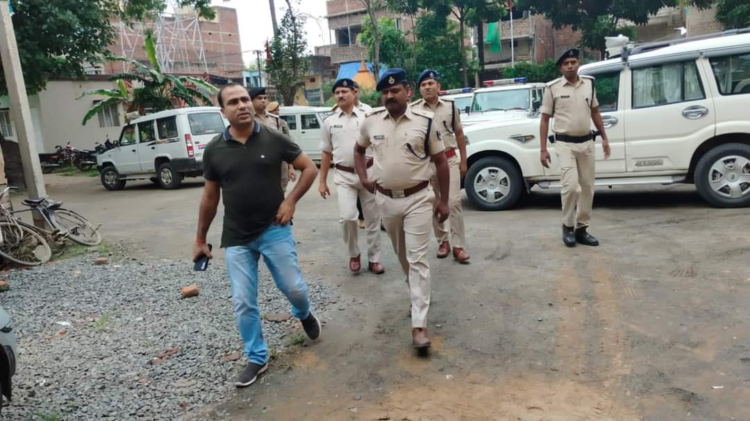 civil dress me nawada sp ambrish rahul ko samne dekh hadbadaya daroga, policekarmiyon ko di last warning