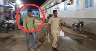 The mob caught the criminal running away in one fell swoop in Nawada