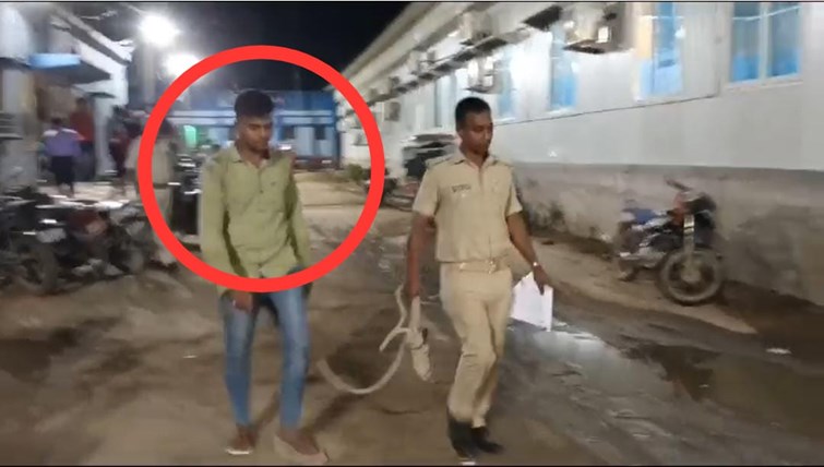 The mob caught the criminal running away in one fell swoop in Nawada