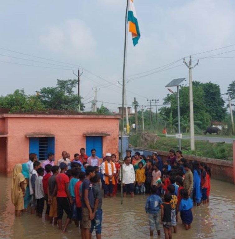 Teachers and students saluted the tricolor in the waterlogged school premises.