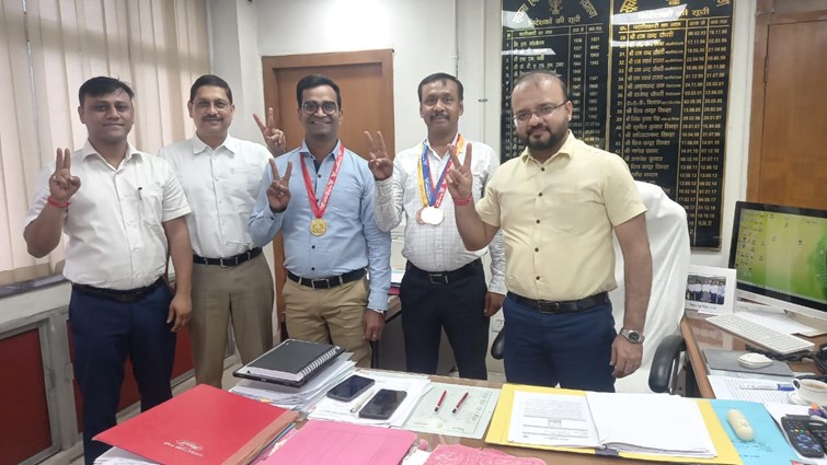 Ranjit and Praveen of Patna Public Relations Department won gold in shooting competition
