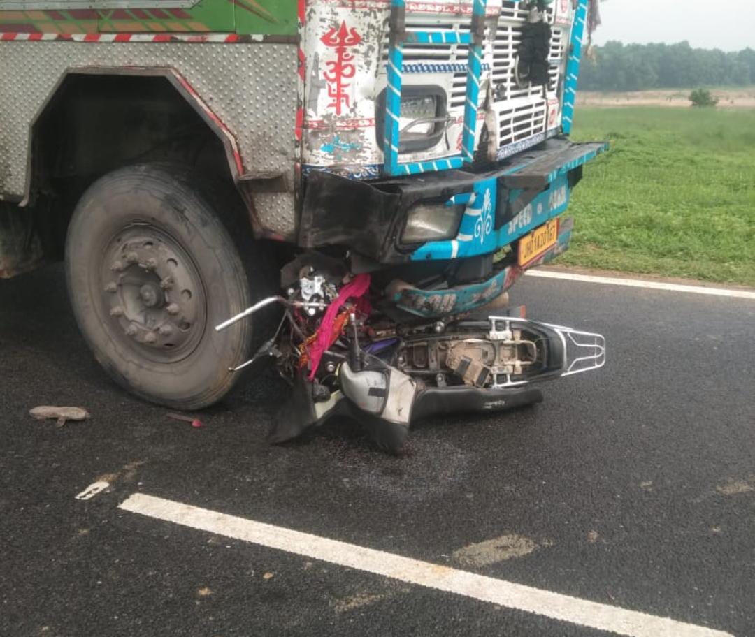 BREAKING Tragic death of two minors after being hit by a truck in Palamu.