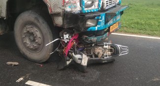 BREAKING Tragic death of two minors after being hit by a truck in Palamu.