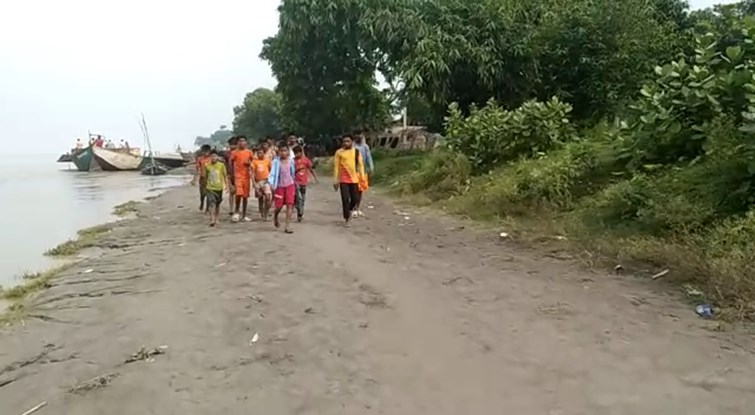 A boat full of passengers overturned in the Gandak river in Bagaha.