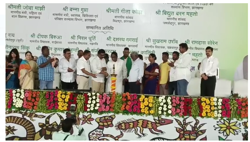 chaibasa ke youwaon ko cm ki badi saugaat 