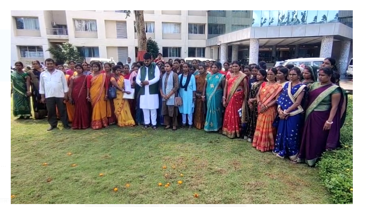 badkagaw ki visthapit mahilaon mai aakrosh 