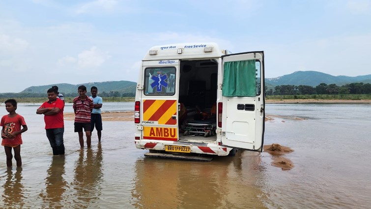 When the ambulance carrying the mother and child got stuck in the middle of the river in NAWADA.