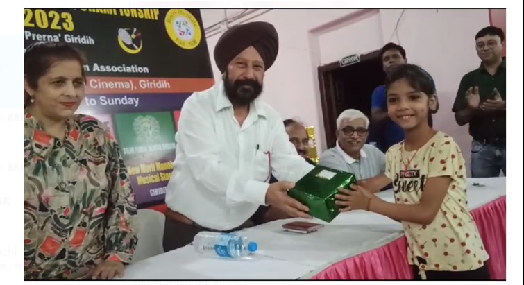 giridih mai badminton turnament ke vijeta puraskrit 