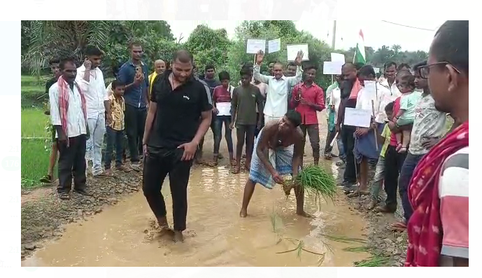 dumka mai jarjar sadak ke khilaf anokho pradarshan 