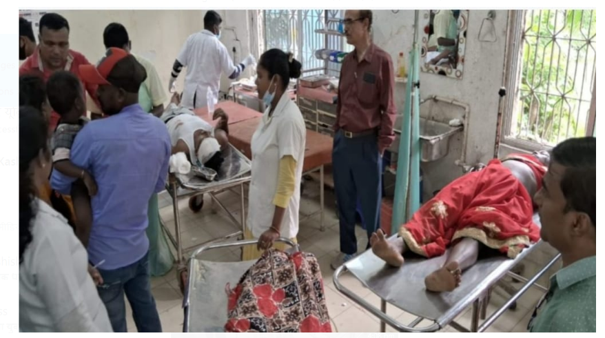 overloding ke karan tata majic wahan palti 