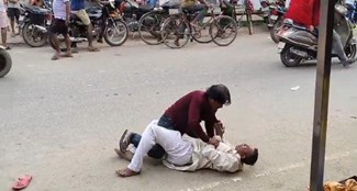 Two drunkards brawled for hours in Vaishali's Mahanar market.