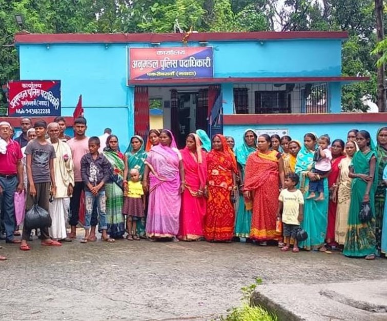 Villagers surrounded SDPO office regarding action against liquor smugglers.