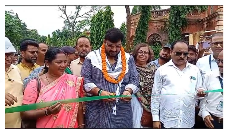 madhupur mai aanand mele ka  aayojan 