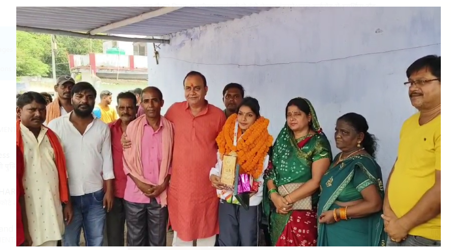 bermo ki beti rajnandani ne lahraya percham 