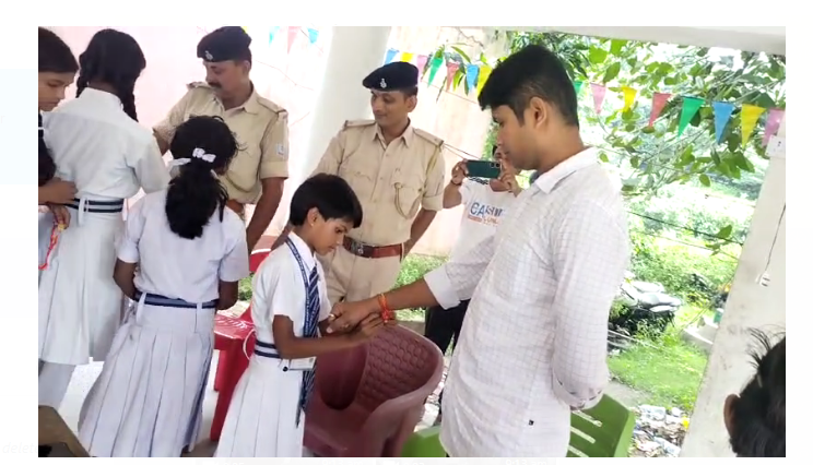 schooli chhatraon ne police jawanon ko bandhi raakhi 