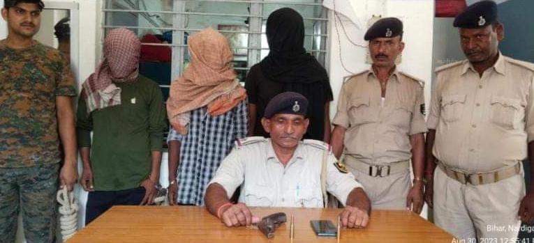 Police caught three criminals with weapons while planning