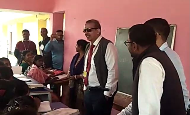 banka pahuche kk pathak , kai school ka kiya nirikshan 