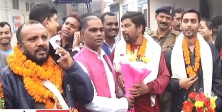 Laborers trapped in tunnel return to Bihar, welcomed by minister and family members at airport