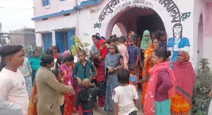 school sanchalak par laga gambheer aarop, chatraon ne kaha asheel foto dikhate hain master sahab 