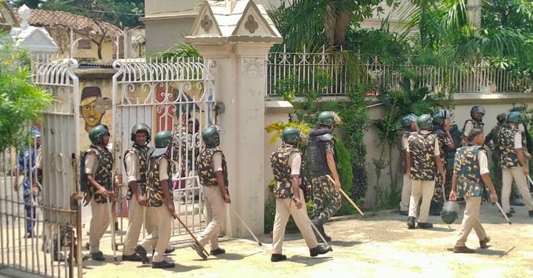 bam dhamakon se sahma patna university, chatron ke do guton me bawal 