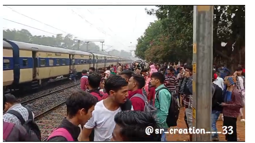 chandil-muri railkhand per train mai lagi aag 